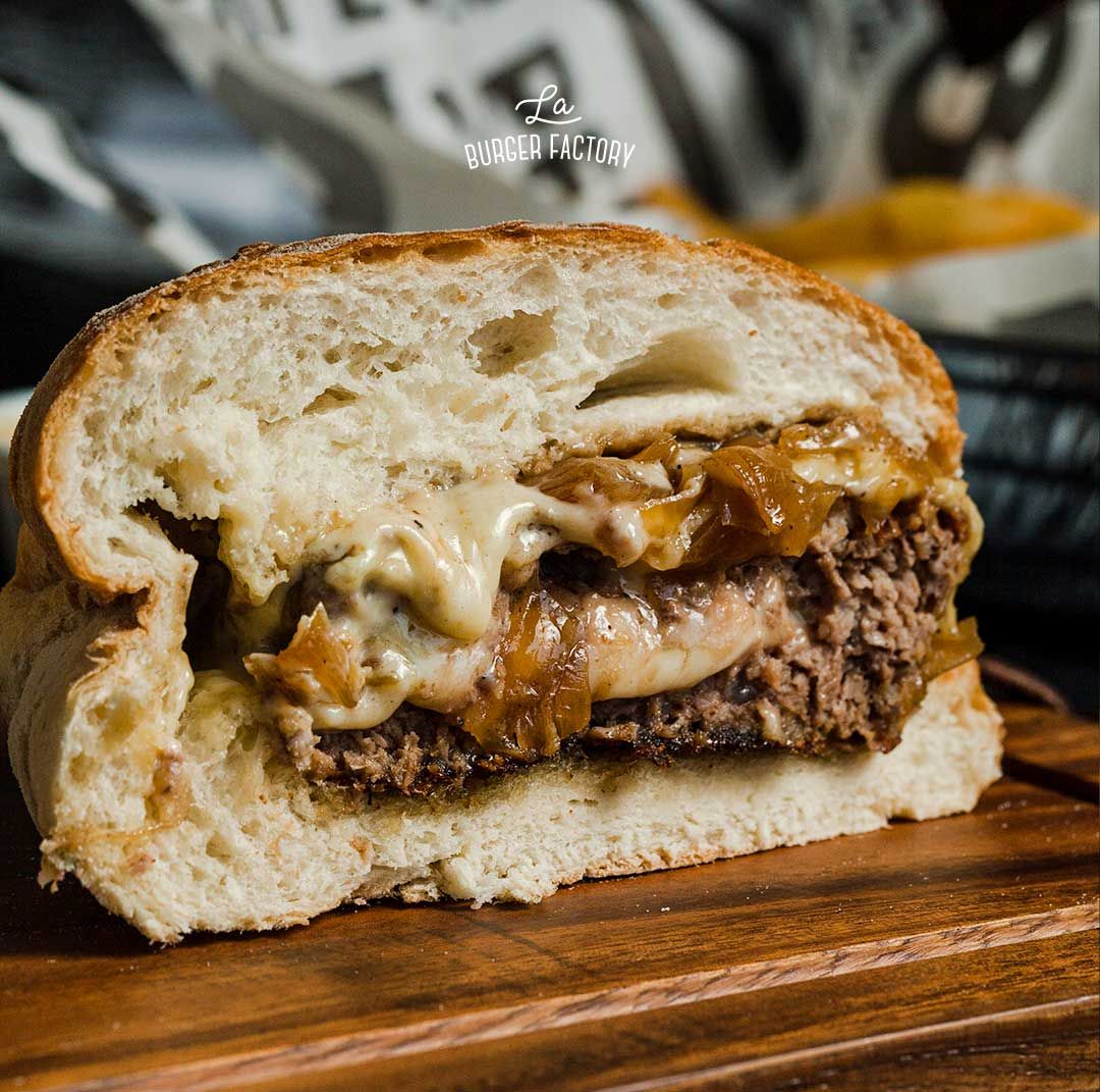 laburgerfactory's tweet photo. Dale Retweet a esta burger de la suerte y podes ganarte una burger a elección con papas y tazón de cheddar para aguantar hasta que llegue el pancito chip con pavo, cerdo, vitel toné, pea amoa. Tenés tiempo hasta el 23 al mediodía. https://t.co/8zUbjQxT78
