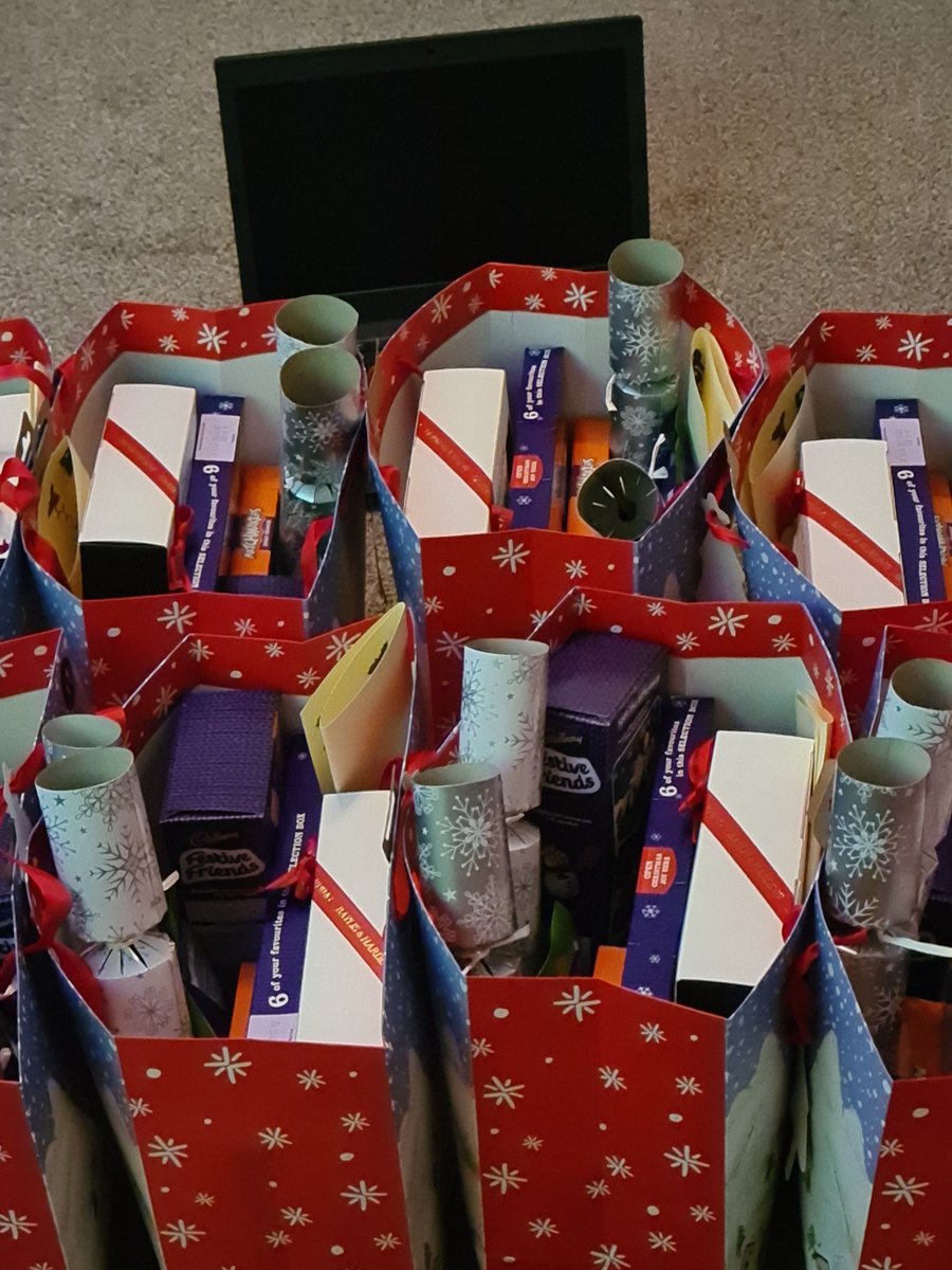 Look who I bumped into @BezMartinYthWrk all Xmas hampers and food hampers delivered to our wonderful care experience young people ready for our Xmas cook along tomorrow getting all festive  <a href="/LeicsCityCEC/">Care Experienced Consultants (CEC)</a> <a href="/ToteCaroline/">Caroline Tote</a> @MartinSamuelSCE <a href="/TeodoraBot/">Teodora Bot</a> <a href="/Sarah_Westcotes/">Sarah Russell</a>