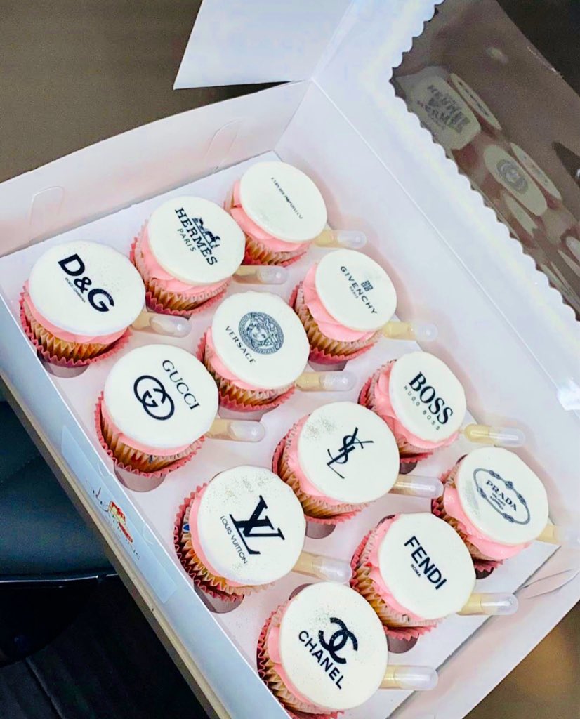 iamelyric's tweet photo. cupcake porn ✨💕🧁 if you haven't placed your order yet then what are you doing!?!? @lyricsdco https://t.co/2rQBtwELrh