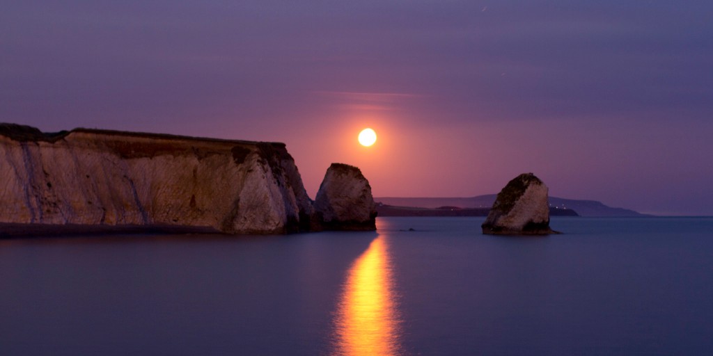 VisitIOW's tweet photo. Freshwater Bay by night, what a sight!😍✨

#TheIslandIsWaiting #SupportIOW #LoveGreatBritain #IOW #IsleofWight https://t.co/652CGg5hOT