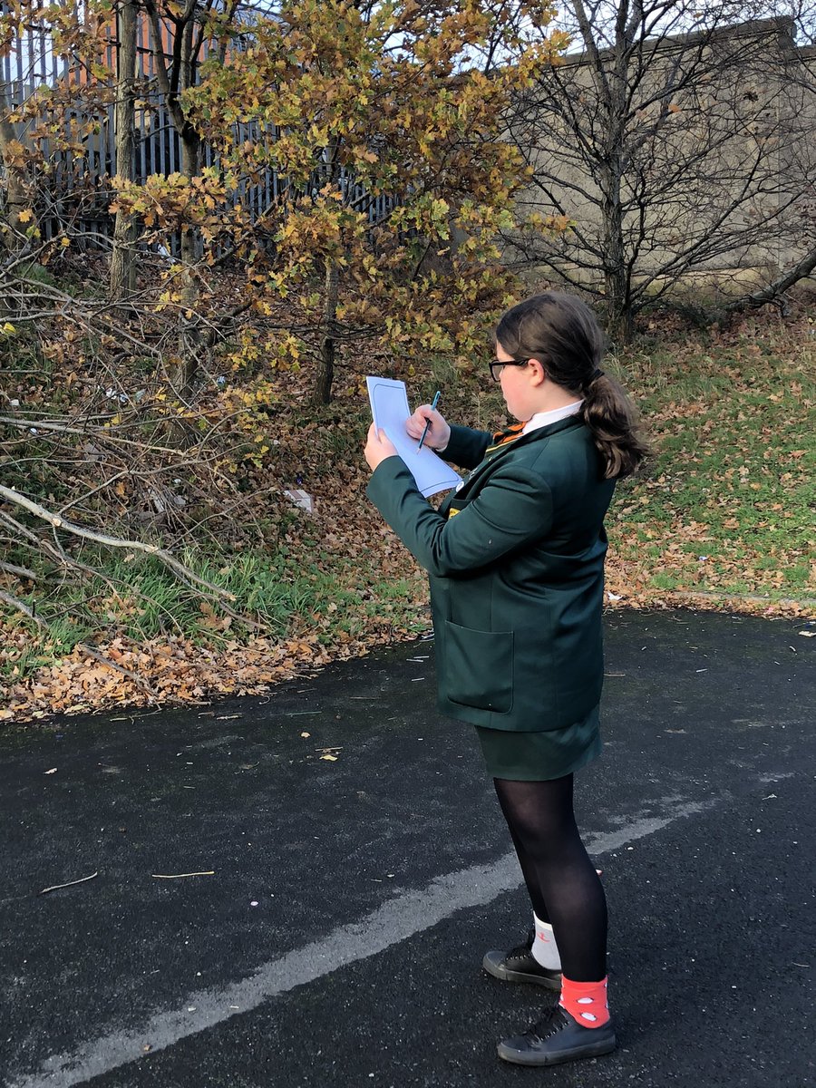 NaRoinn's tweet photo. Bl.9 Ag i mbun líníocht bheo taobh amuigh. (yr9 sketching first hand outside) https://t.co/gOwffYa1pU