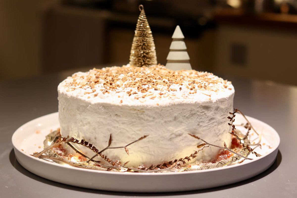FoodStylistNiki's tweet photo. Happy Christmas everyone :-) #ChristmasCake #christmascakedecorating #christmasgold #christmasbaking #christmasfoodstyling https://t.co/78un6lSpNb