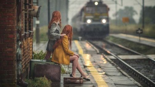 Сестренка уезжает. Ожидание поезда. Девушка на перроне. Люди на перроне. Провожать поезд.