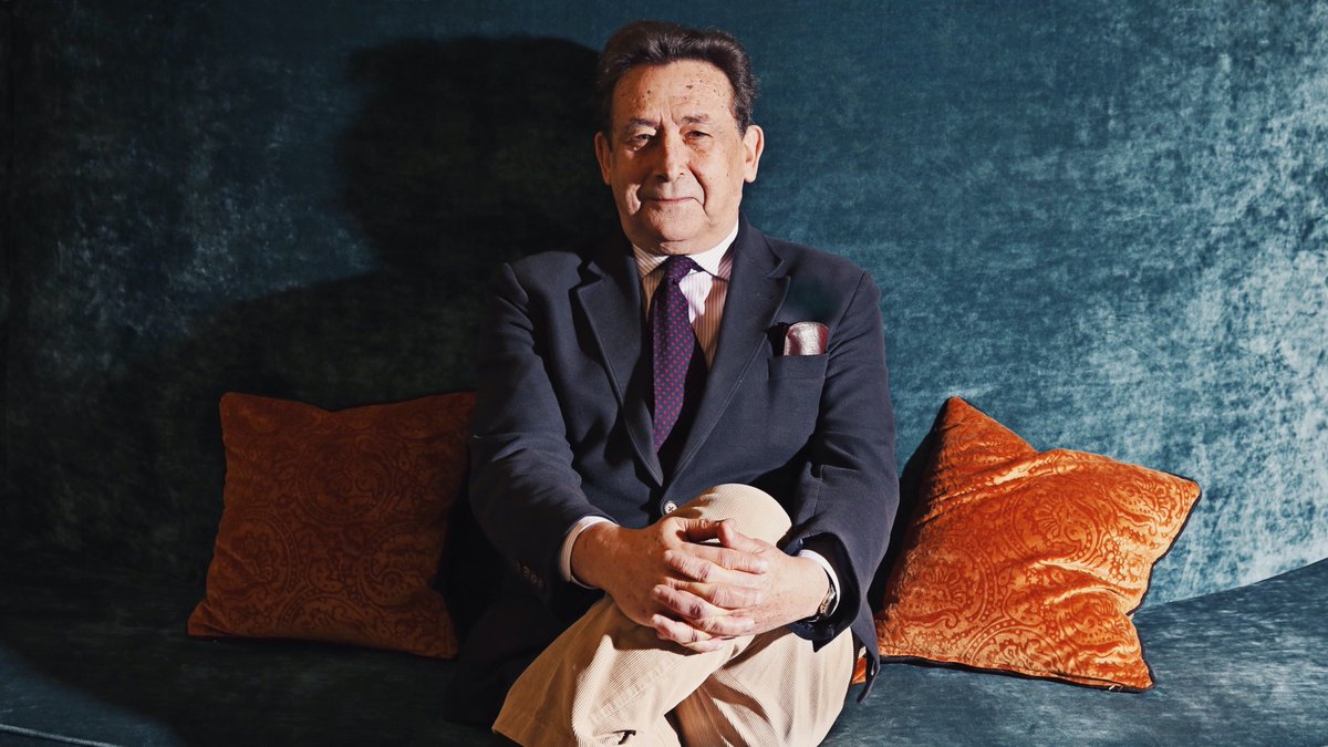 1. El señor de la foto pudo haber sido un zángano del barrio de Salamanca, pero eligió trabajar duro para algún día -vana ilusión- no tener que trabajar. Es Alfonso Ussía. 

Hilo.