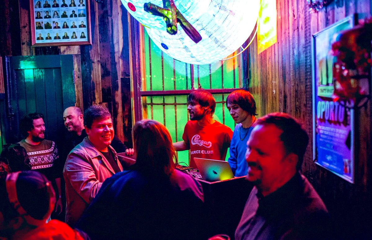 Oportobar's tweet photo. 🎄Merry #Cribsmas one and all 🎄
Here’s hoping you have a good one despite this mess & we can get back to nights like these soon 🍻💃
For now we’re open midday - 9pm until the 23rd with food & drink based cheer in abundance to take away 🍔🍷🎉 #thecribs #oportobar #leeds https://t.co/XbvCQeb1SQ