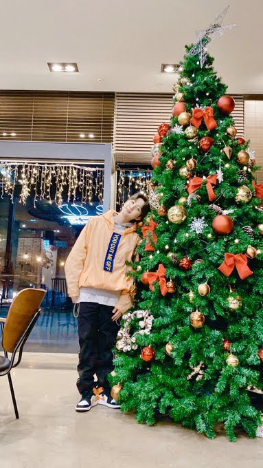 huithinker's tweet image. hugging the tree in tiny