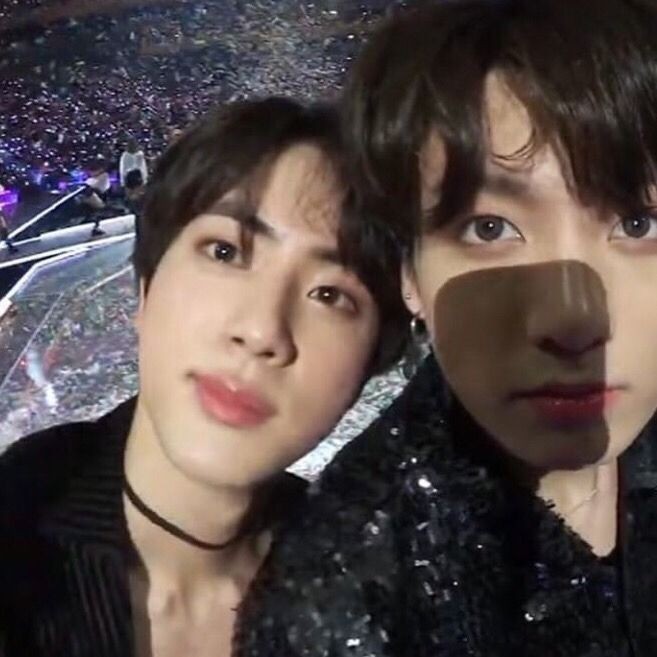 singvlarity___'s tweet photo. "Ci sono stati momenti in cui volevo mollare tutto e tornarmene a Busan, ma Jin hyung mi ha portato dai suoi genitori e mi ha trattato come suo fratello minore e mi ha fatto amare questa città, per cui sono rimasto"
-Jungkook https://t.co/VGH99dlnXh