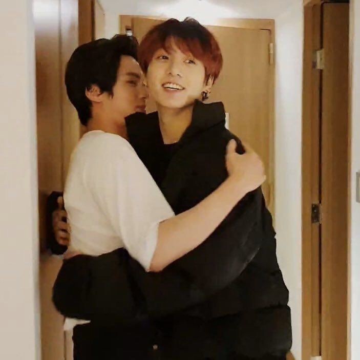 singvlarity___'s tweet photo. "Ci sono stati momenti in cui volevo mollare tutto e tornarmene a Busan, ma Jin hyung mi ha portato dai suoi genitori e mi ha trattato come suo fratello minore e mi ha fatto amare questa città, per cui sono rimasto"
-Jungkook https://t.co/VGH99dlnXh