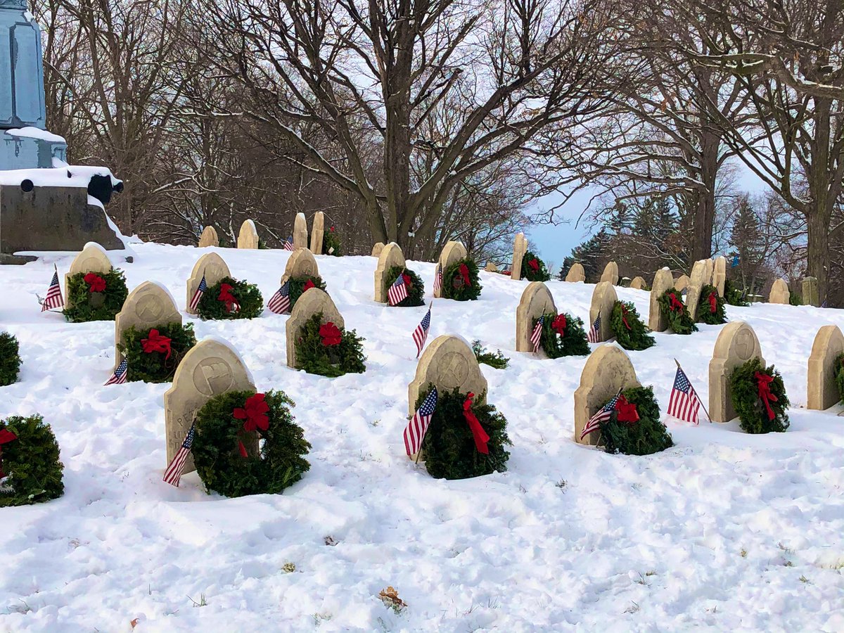 Yesterday, my family and I volunteered for #WreathsAcrossAmericaDay 
❤️ 🇺🇸 
Truly, a humbling and rewarding experience.