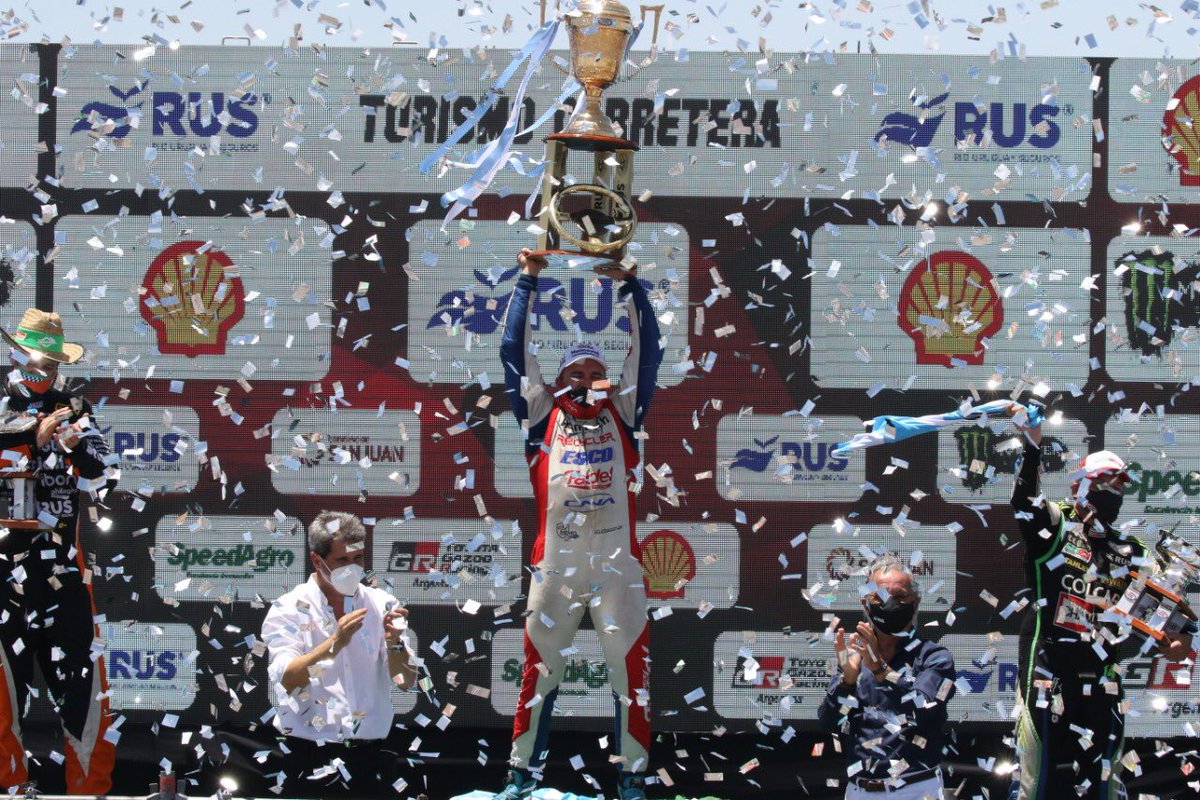 CorseMemo's tweet photo. Somos campeones!!! Campeones 2020 de #TC 🏆🏁
.
Gracias @MWernerOK y a todos los integrantes del #Memo #Corse por esta gran temporada que nos permite festejar en nuestro primer año como equipo! 💪🏻
.
📸 @marceloranea 
.
#Memo #Corse #TC #Ford https://t.co/nMBHUNdGhw