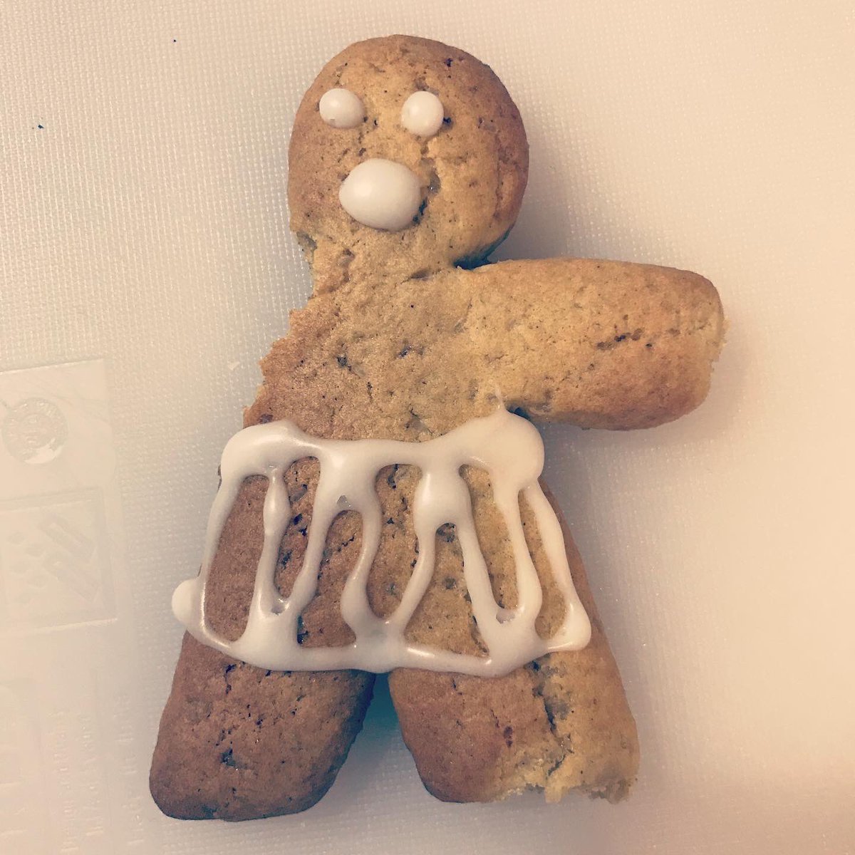 JulsHaddow's tweet photo. @be_headstrong we also seem to have had a little accident #GingerbreadChallenge π§ #ouch https://t.co/vpPBKmh3w8