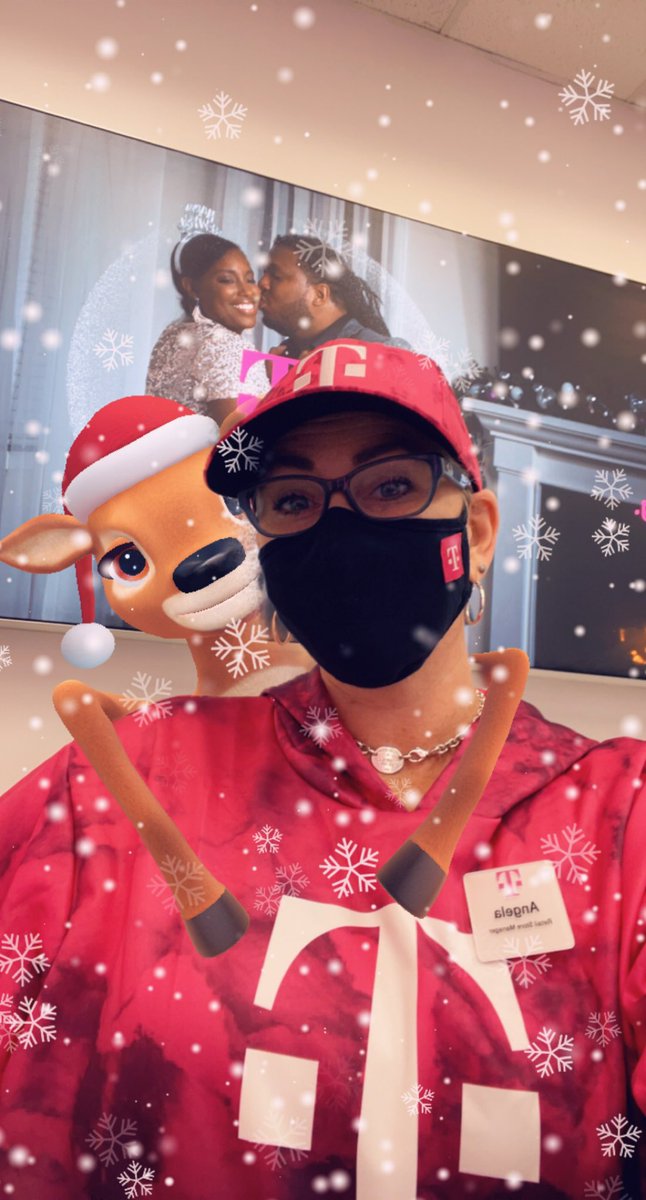 APlanitz's tweet photo. Feeling very Merry and Magenta! Thank you @MikeSievert @JonFreier for my awesome Magenta hug 🎁. Happy Holidays to all of my T-Mobile Family 📱🎄🎅🏼 @wderrickindy @YoungGunzz https://t.co/srRumoApRe