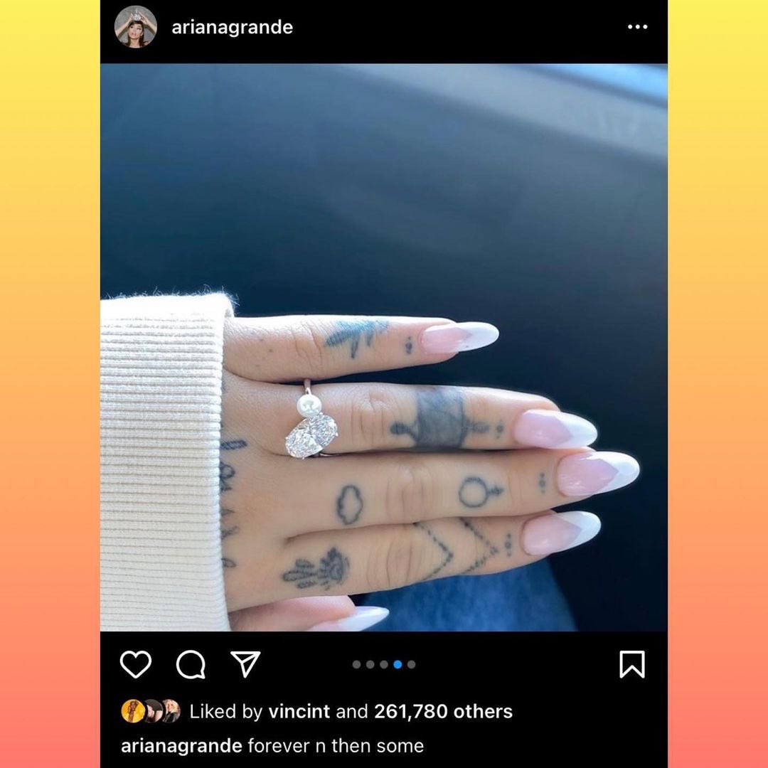 PopCrave's tweet image. Fans notice that the pearl in Ariana Grande’s engagement ring is from her grandpa’s tie pin. 🕊💍