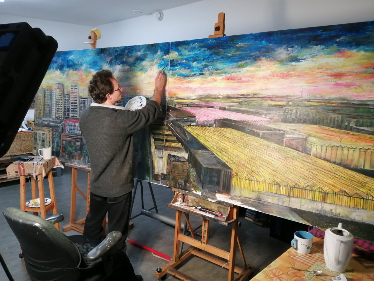 kunstcolWIT's tweet photo. Michal Sustr, lid van Westlands kunstenaarscollectief WIT,  werkt aan een groot schilderij in opdracht van een ondernemer in het Westland. https://t.co/quoRBsKyMW