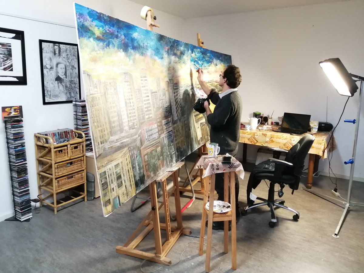 Michal Sustr, lid van Westlands kunstenaarscollectief WIT,  werkt aan een groot schilderij in opdracht van een ondernemer in het Westland.