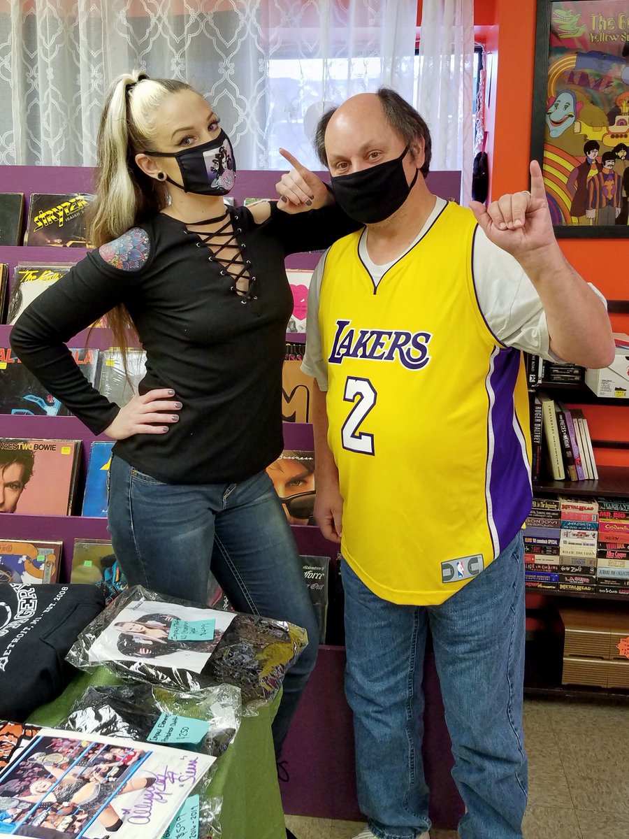 timghfan1986's tweet photo. so nice to see you @Sienna today at rip and run collectibles thank you @damage365Radio for bringing her in https://t.co/WqiPxUAxSX