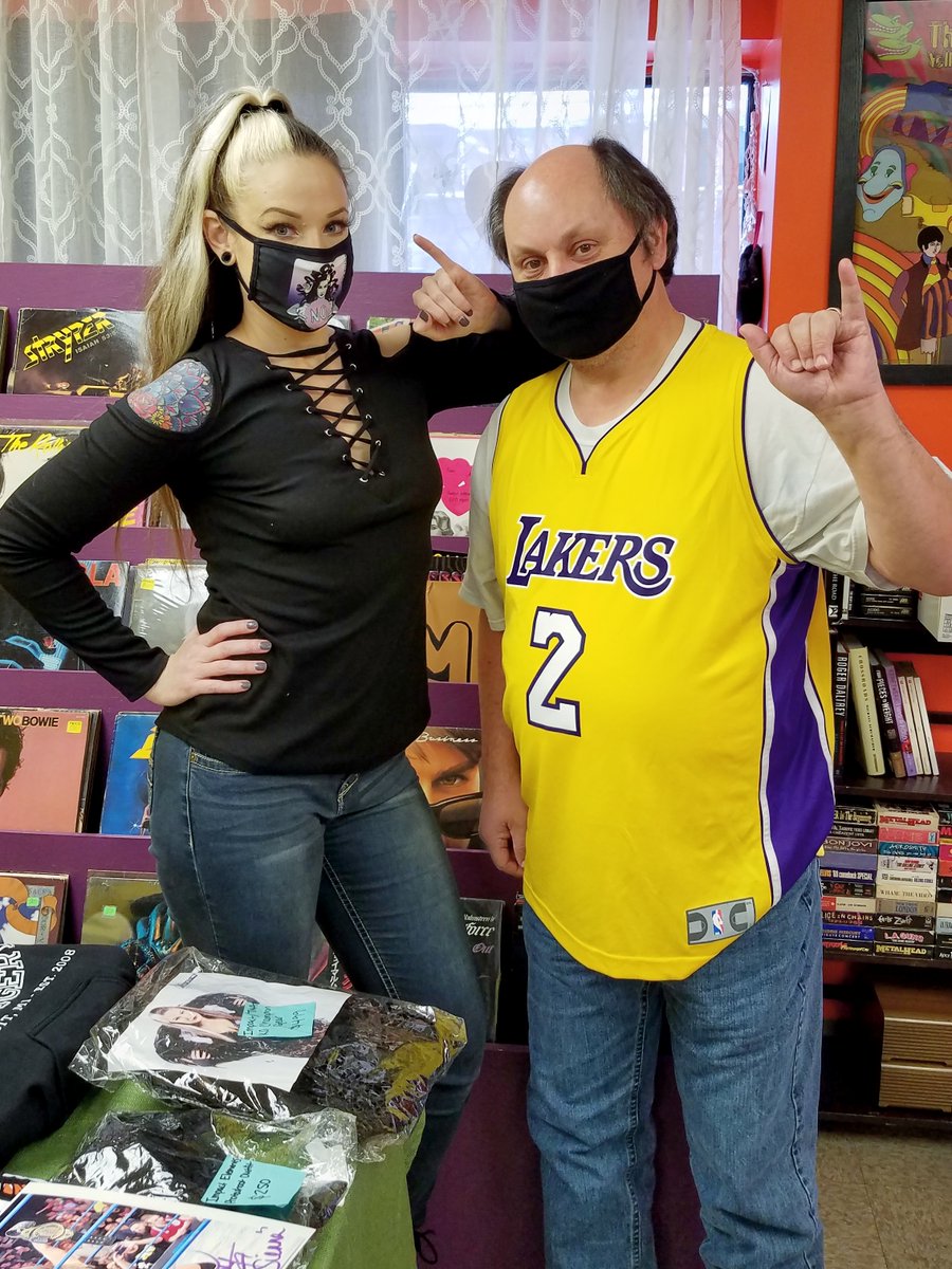 timghfan1986's tweet photo. so nice to see you @Sienna today at rip and run collectibles thank you @damage365Radio for bringing her in https://t.co/WqiPxUAxSX