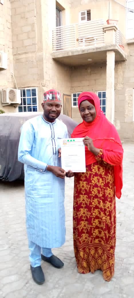 Kwankwasiyyaaw2's tweet photo. Haj. Zainab Audu Bako, receiving her Appointment letter as PATRON for KWANKWASIYYA AWARENESS NETWORK from National Chairman Comrd. Auwal Muhammad on courtesy visit with National executives and Kano State executives.

We wish all the best.

K.A.N
20/12/2020. https://t.co/PJLkuKjXQH