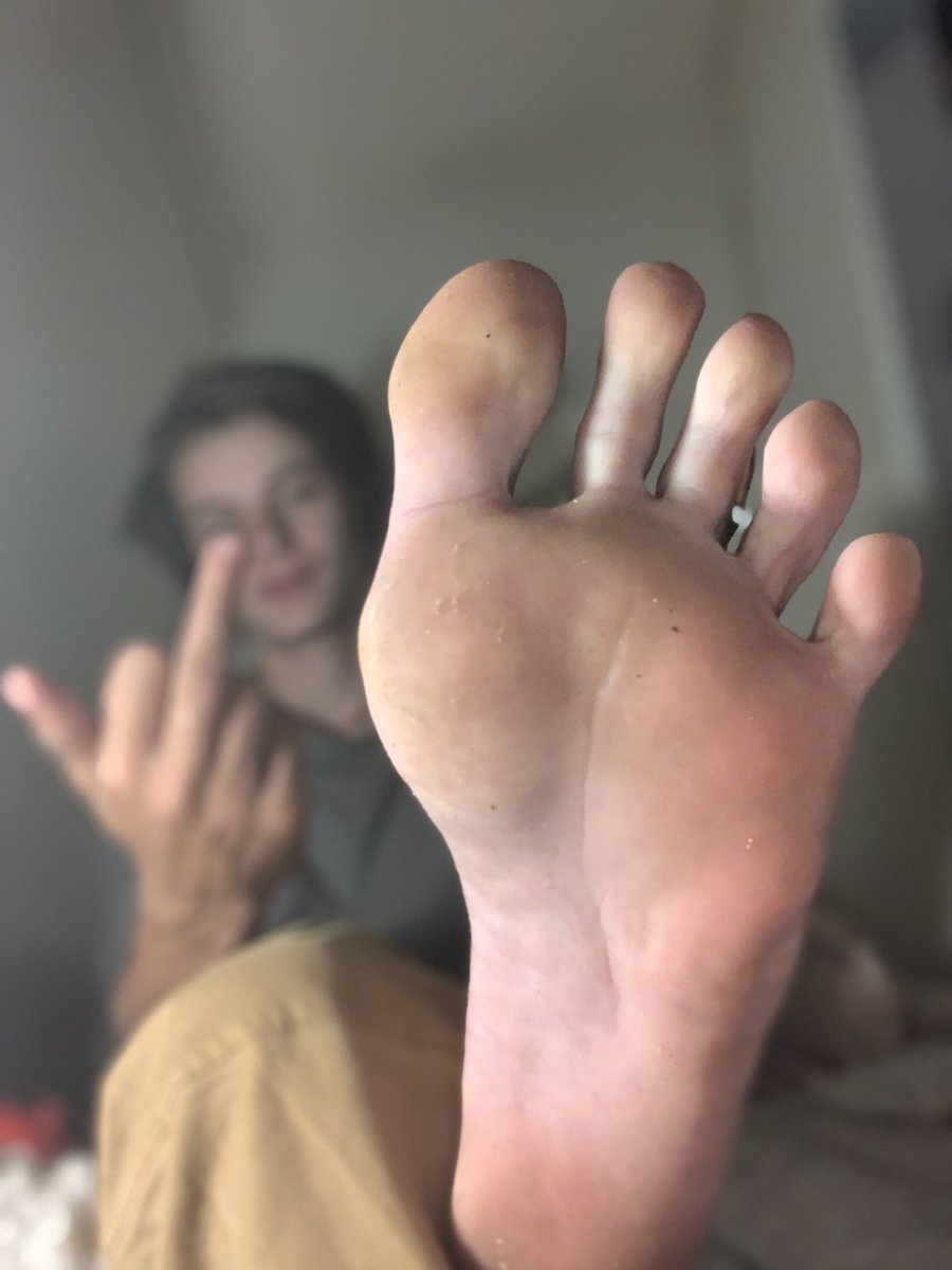 MasterC72's tweet photo. Old pic of my sexy soles tribute then bow down ✅
🤩
You will never wanna get back up from underneath🤑 https://t.co/qPOSIZkuA5
