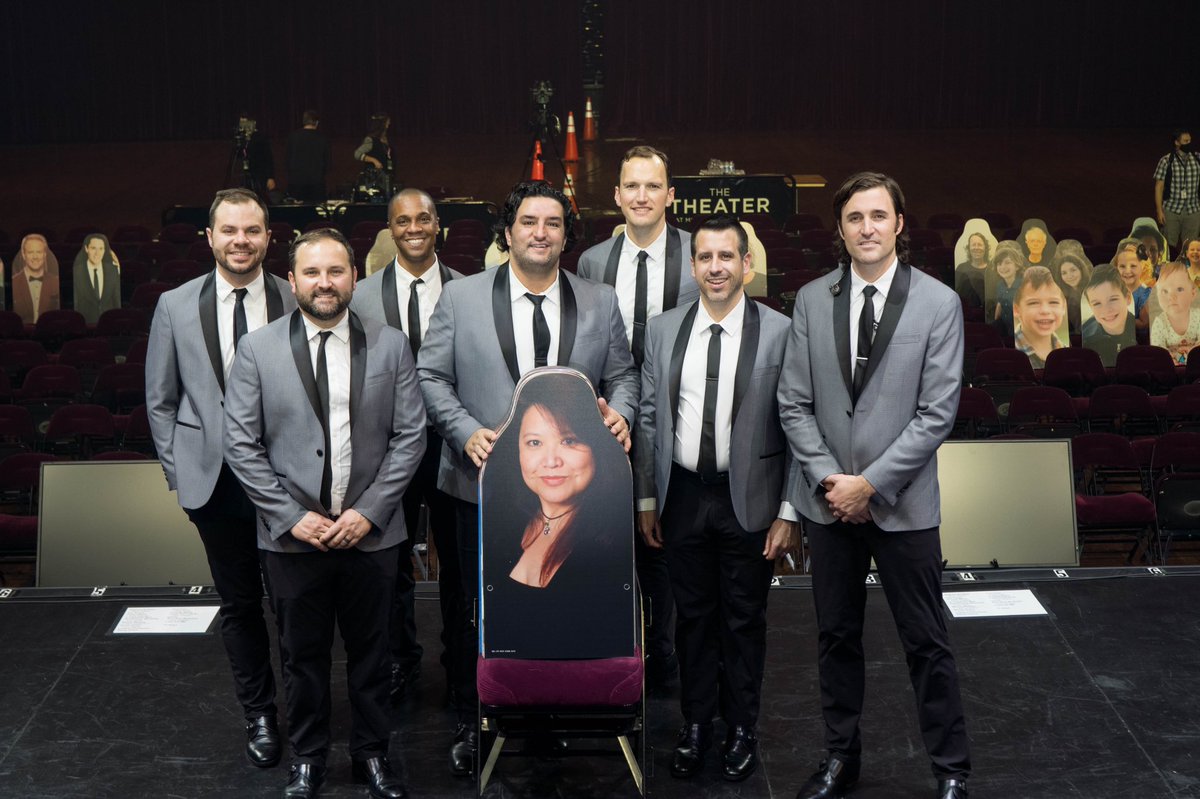 VickyVictoriaG's tweet photo. Last show of 2020 and the #SocialChristmasing tour. Thanks @SNCmusic and next year, I promise I’ll be taller. 10/10 https://t.co/QxOSPdmIi6