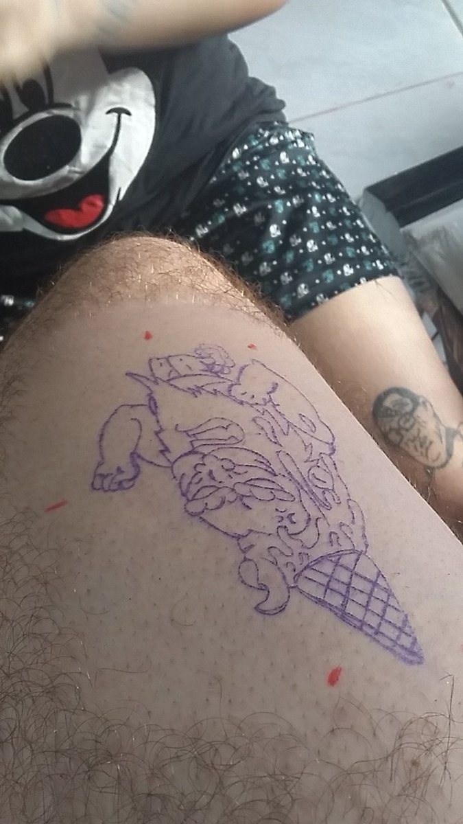 leobraghirolli's tweet photo. @lomomolomomolo tenha uma irmã tatuadora e que invente uns desenhos malucos kkkkk, muito massa https://t.co/5YA43YG6kp