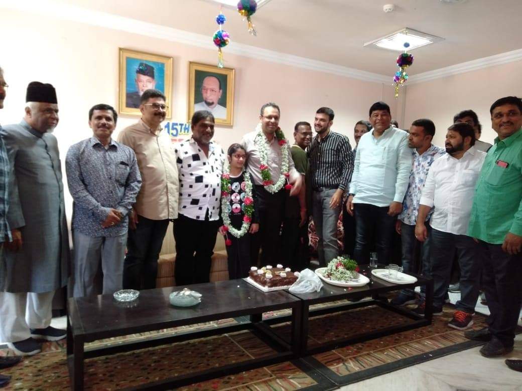 EtemaadDailyNew's tweet photo. From Etemaad Urdu Daily Darussalam Aimim Headquarters ..
Today On 20 December 2020, 15th Anniversary Of Etemaad Urdu Janab Syed Ahmed Pasha Quadri Sahab MLA Yakutpura, Aimim Party Youth Icon Janab Yasar Arafat Sahab Felicitated To Burhanuddin Owaisi Sahab At Etemaad Head Office. https://t.co/624iDuRVOh