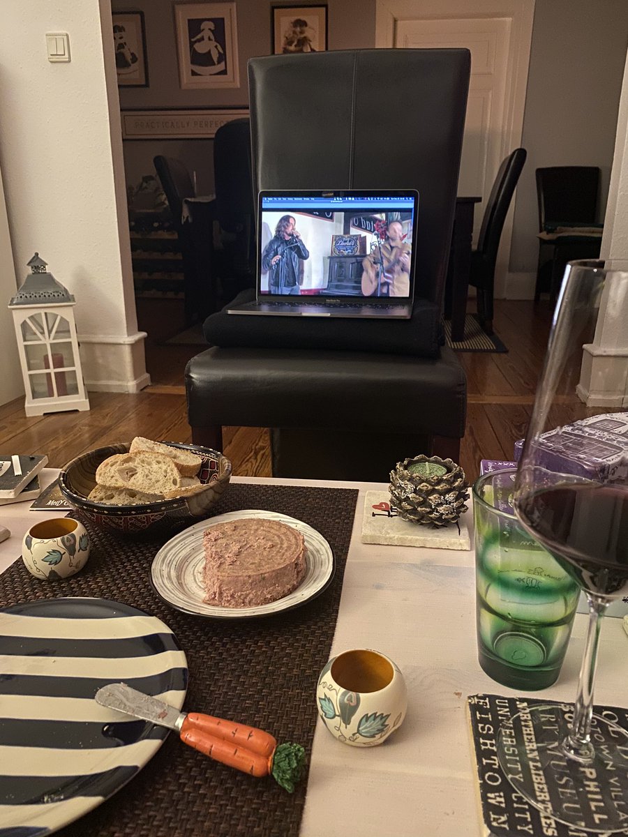 manuel_privats's tweet photo. Ni los problemas técnicos, ni los 2000km de distancia. Apoyando a @libertad8cafe y escuchando a mis queridos @Marwanmusica y @luisramiromusic.  Somos muchos, no nos rendimos. https://t.co/UIrwXw2JpP