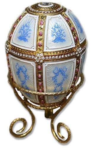 A band of rose-cut diamonds set at intervals with rosettes of additional diamonds encircles the Egg at its widest part. Each end of the Egg is finished with concentric circles of diamonds, gold and green enameled leaf motifs and pink enamel.