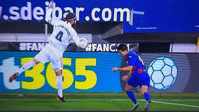 NachoPalen's tweet photo. No sé quién puede decir que es mano de Sergio Ramos, si claramente se ve que el BALÓN está en el culo del jugador del Eibar. Insensatos. https://t.co/ZfTCME6t3h