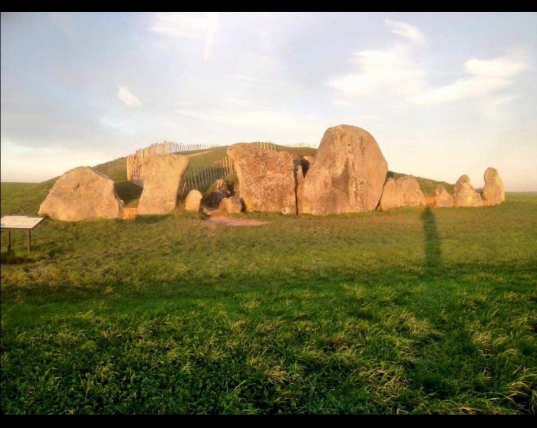 Now, I realise I need to expand aspects of the context for this happening.Let's start around 5,500 years go, when the first farmers in the British Isles also found  #architecture, which they do by building long barrows... Here's West Kennet in Wiltshire ( from resarch trips)