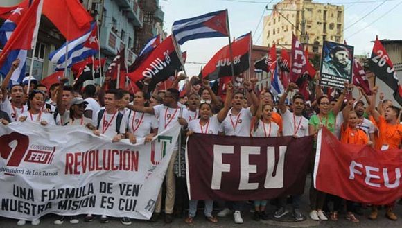 El Pte de #Cuba 🇨🇺 <a href="/DiazCanelB/">Miguel Díaz-Canel Bermúdez</a>  felicitó a la Federación Estudiantil Universitaria <a href="/feu_cuba/">FEU de Cuba❤🇨🇺💪</a>  con motivo del aniversario 98 de su fundación por el líder revolucionario cubano Julio Antonio Mella  #CubaViva 🇨🇺 #SomosCuba #SomosContinuidad <a href="/UJCdeCuba/">UJC de Cuba</a> <a href="/UdeLaHabana/">Universidad de La Habana</a>