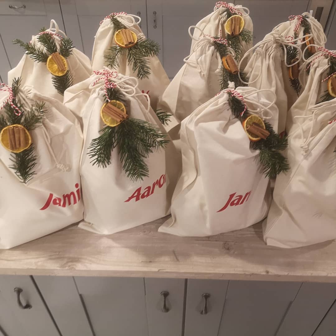 Personalised printed sacks full of delicious treats for a local company to gift their staff! Something different for a very different year!
Thanks to <a href="/_yellowbox/">Yellowbox</a>
for fab printing! #Hampers #Dorset #Somerset #Giftsforstaff #Foodie #luxury #handtied #Corporate #personalised 🎄🎁🎅