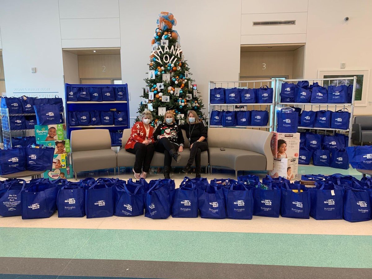 giftgivingback's tweet photo. The healthcare heroes @Jo_Brant Lab and DI departments accumulated 172 bags of food, diapers, formula and feminine products for our #BurlON Help Us Feed Kids: Holiday Food Drive - more than ONE TON (2,241.5 lbs) of donated items for our six beneficiaries! THANK YOU! ❤️ https://t.co/SU4m6hequo