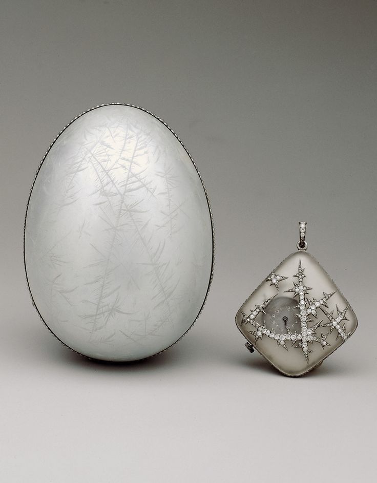 The egg, without support, lies on its side and opens in half along the greater perimeter, on the edges there is a row of beads. It lacks the realism of the Winter Egg which, however, shares the inspiration and technique in the execution of the hinges inside the jagged edges.