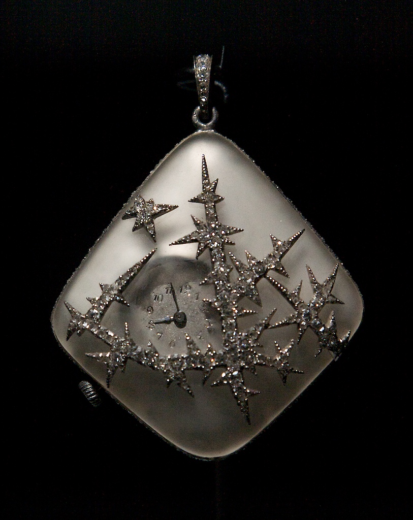 Inside there is a watch pendant, the dial is partly hidden by decorations in the shape of ice crystals placed on the case, made of opalescent rock crystal.