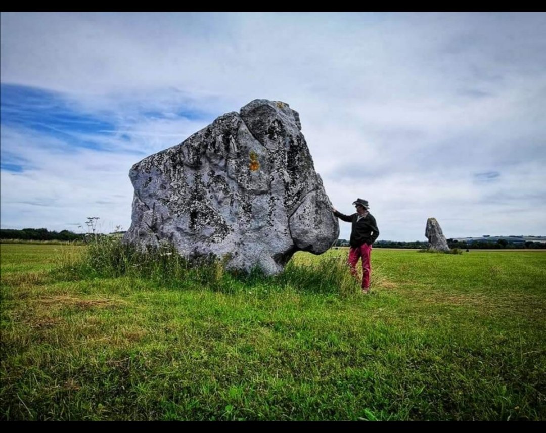 ... For over 1000 years, nobody builds any of these things. Which is sad, but there are reasons we will not dwell on here.That is until my friend  @TimothyDaw () , a farmer and then a steward of  #Stonehenge is pressed into building a new long barrow on his  #allcannings farm: