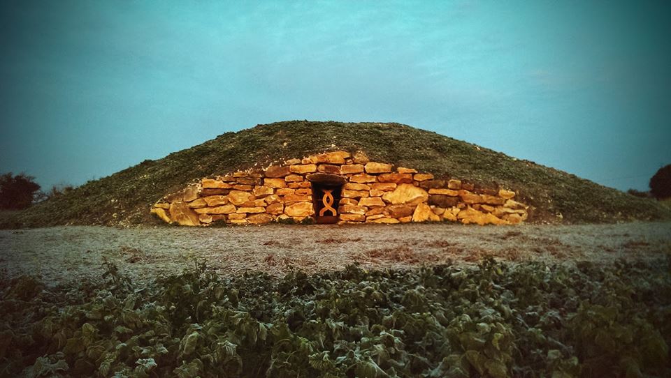 This is the long barrow in All Cannings, Wiltshire that  @TimothyDaw and his community built.