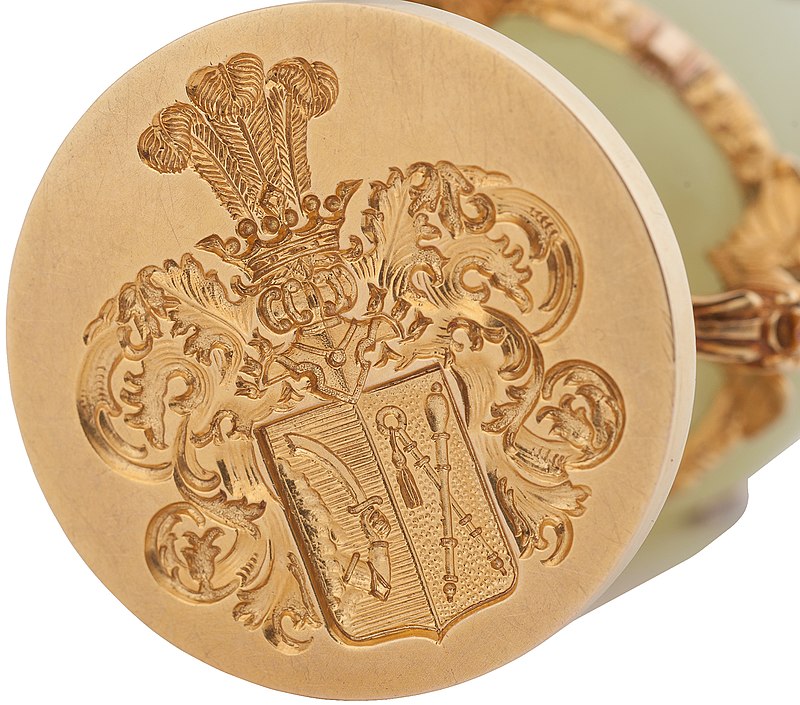The underside of the base is engraved with the coat of arms representing the renowned branch of Denisov Cossacks, descendants of Vasily Denisov, Captain of Horse Guards. General armorial of imperial Russia. Part XVIII, No. 4.