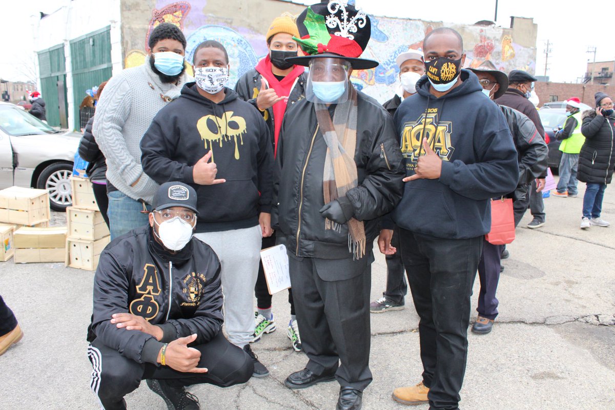 OXiAlphas1982's tweet photo. The brothers of Omicron XI chapter helped Congressman  Danny K Davis by distributing over 300 food boxes 
100 toy donations and 700 hams 
Over 100 families serviced at this years food drive.  s/o to Alexander Movers for supplying the truck for and thank you everyone who came out! https://t.co/MeWeQrnPaK