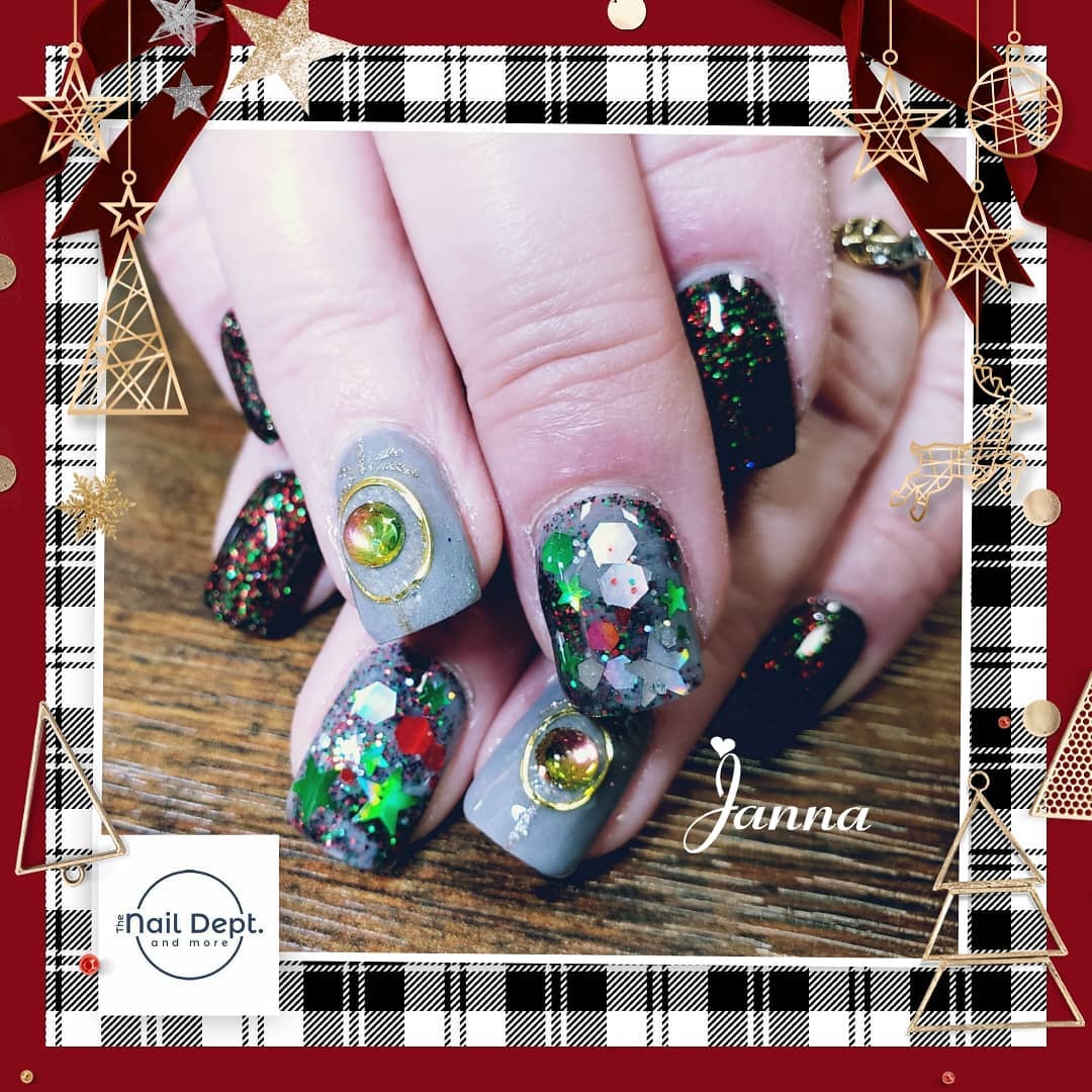 TheNailDept's tweet photo. Here are some more beautiful #HolidayNails from #TheNailDepartment! #nailsofonalaska #nailsofholmen #nailsoflacrosse #christmasnails https://t.co/fhzq7KZNQN