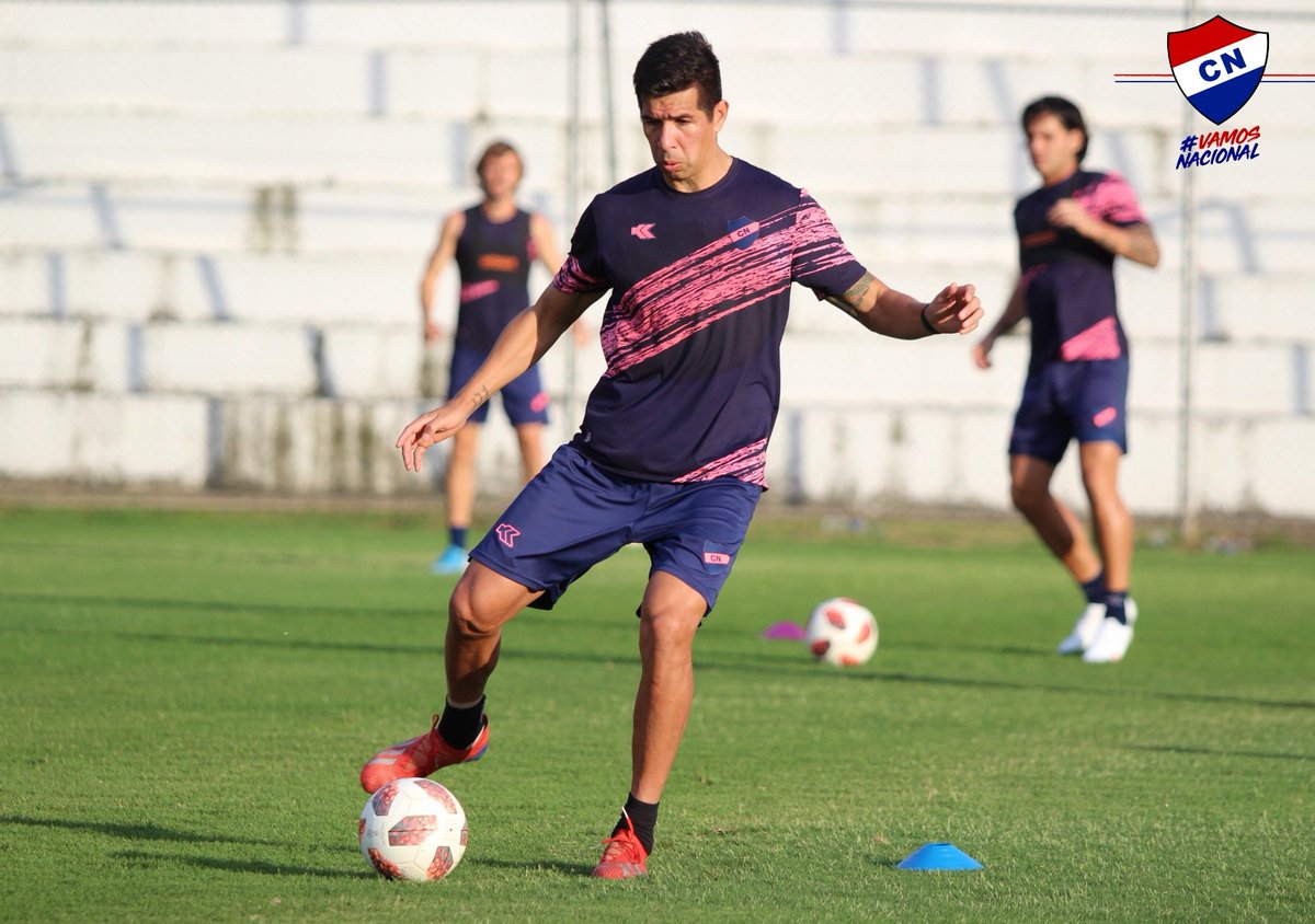 clubnacionalpy's tweet photo. #EntrenamientoTricolor 🔴⚪🔵
⚽️ #LaAcademia ya se prepara para medir al equipo #Solense en los cuartos de final🙋🏻♂️
#VamosNacional 💪🏻 https://t.co/uNJlyTqhnT