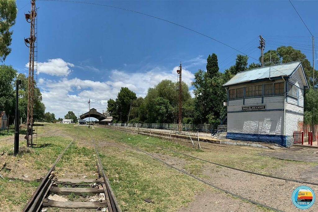 trenes_ar's tweet photo. Vista de la estación Bahía Blanca desde el PAN de la calle Darwin donde observamos el cabin de señales Norte y al fondo el techo de la parte principal de la estación. 
-
-
#ferrocarriles #trenesargentinos #trenes #railways #trains #trainstagram #trainsta… https://t.co/EGYFflP8qF https://t.co/qp1W3EIx55