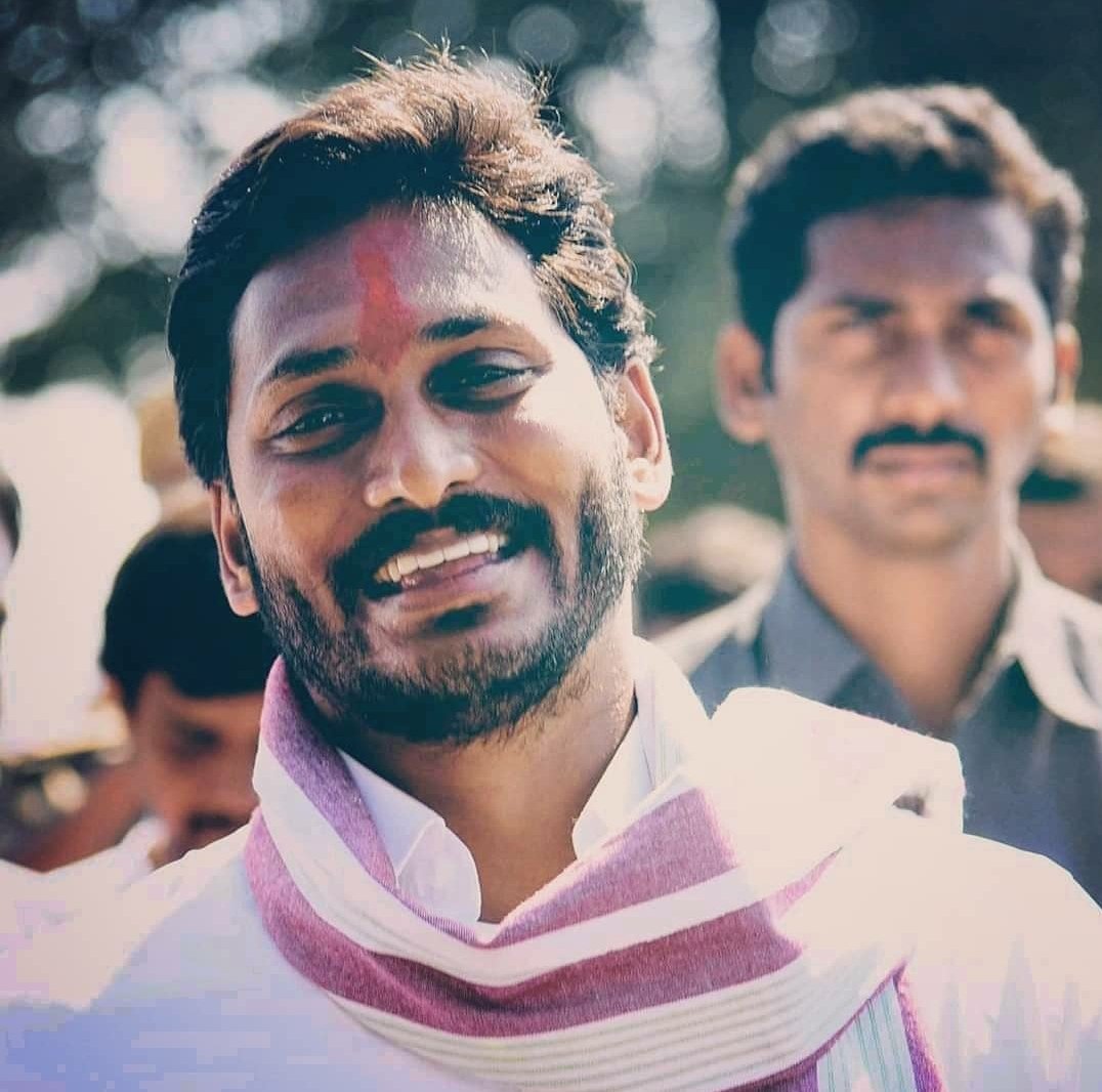 satishRedDY__'s tweet photo. #HBDYSJagan    
ముందుకు సాగుతున్న పోరాట యోధుడు మాటతప్పని మడమతిప్పని మహానీయుడు
పలకరింపులో ప్రేమతత్వం ధైర్యం చెప్పడంలో రాజన్న నైజం జనహితమే లక్ష్యంగా రేపటి మార్పుకోసం జనం మధ్య, జనం కోసం నడుస్తున్న

శ్రీ వై.యస్. జగన్ మోహన్ రెడ్డి గారికి జన్మదిన శుభాకాంక్షలు https://t.co/71cGmwEwdJ