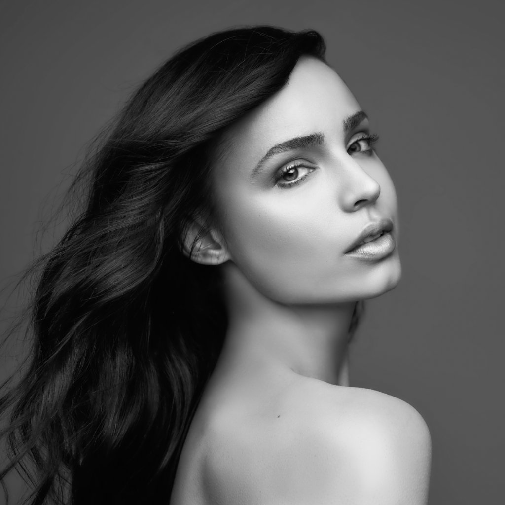pandoramusic's tweet photo. Hold on to your seat, folks! Actress and singer @SofiaCarson absolutely shines on her latest single, "Hold On To Me" ✨ Listen now: https://t.co/Al1JQRFcLO https://t.co/H1aaqyBZXx