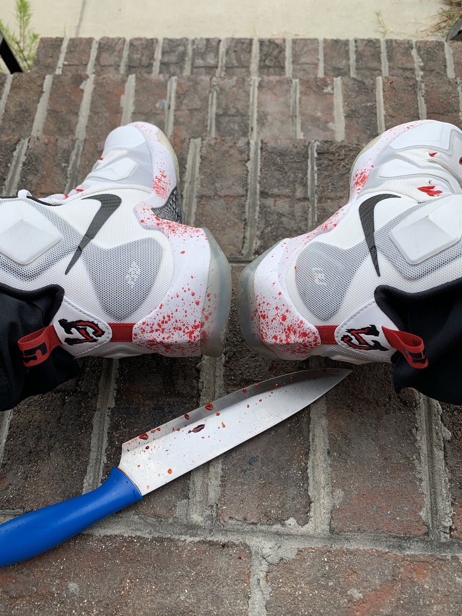 TPettyford's tweet photo. #45daysofbrons It’s not the 13th but it’s Friday! (Day 11) 2015 Release. Lebron 13 ‘Friday the 13th’ @kingjames #lebronjames #lebron #nike #nicekicks #lebron13 #lebron13s #lebron13fridaythe13th #fridaythe13th #45daysofbrons #kicksonfire #jasonvoorhees #detroitredwings #LGRW https://t.co/x8DrtksJbq