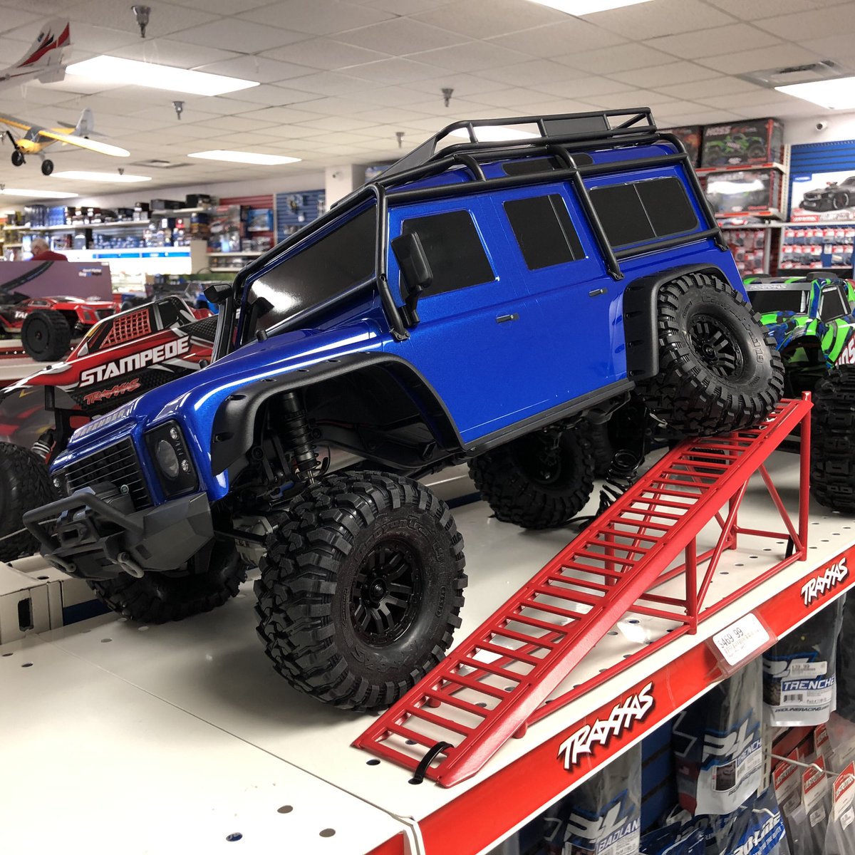 VelocityRCMag's tweet photo. Traxxas Land Rover Defender TRX-4 flexing at HobbyTown (Plano, TX). Stopped in for paint and the place was poppin' (with masks and distancing 👍). Lots of action at the RC counter. Good! @Traxxas @hobbytown #rccar #radiocontrol https://t.co/8VHYzde2IY