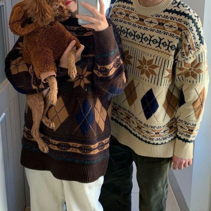 —Vía IG—

Nos sentimos muy festivos así que combinamos suéteres para dar un paseo por la villa. 🦌