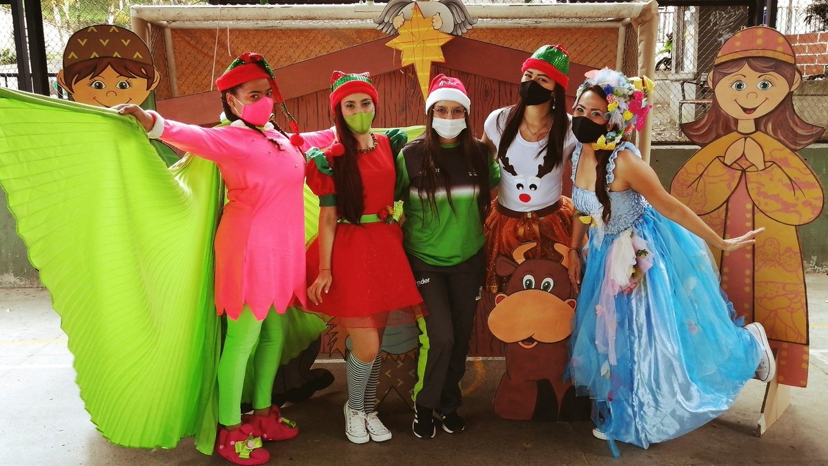 camilaramirezci's tweet photo. Seguimos celebrando la navidad 🎊🎉🎶 Esta vez en la comuna 9 ☃️🎄❄️💚
#ElINDERSeSiente #RecreandosRecorreMedellín
@INDERMEDELLIN
@DianaToroZ @JaimeVillayepe3 @franciamolina @ConyGomez07 https://t.co/rpmIlXjKLK