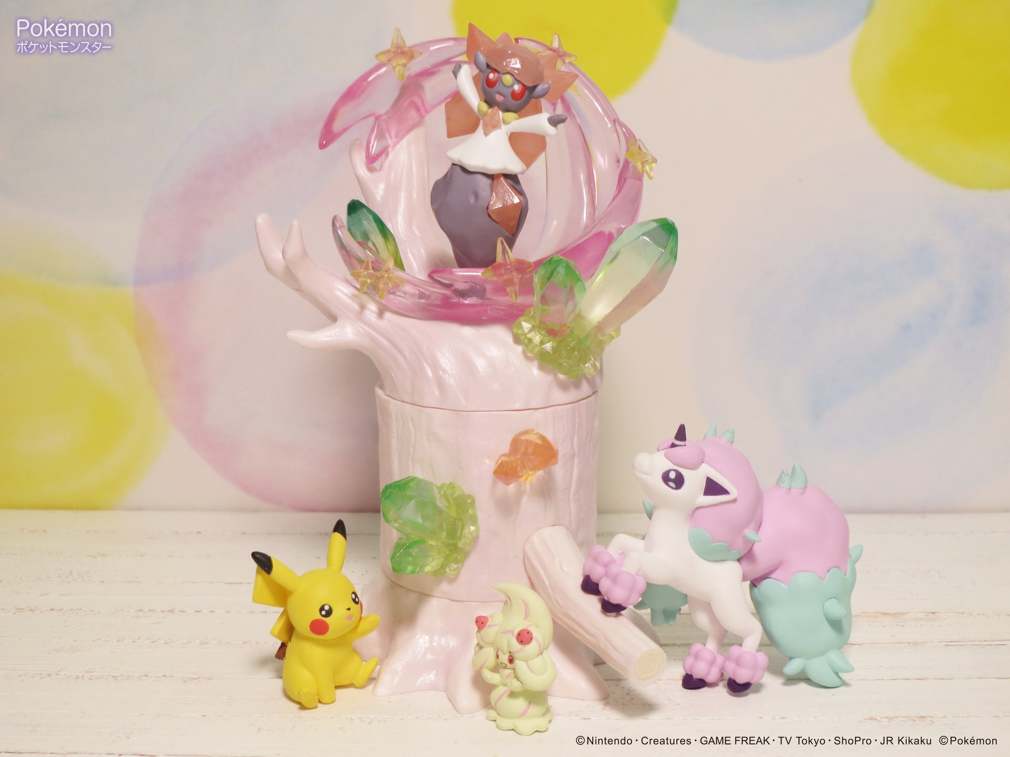 株式会社リーメント公式 本日発売 あつめて かさねて ポケモンの森6 しんぴ輝く場所 ポケモンの森の第6弾は全種類重ねると 白くて大きな宝石がかがやく神秘的な木になるよ ポケモンは取り外して自由に遊ぶこともできる