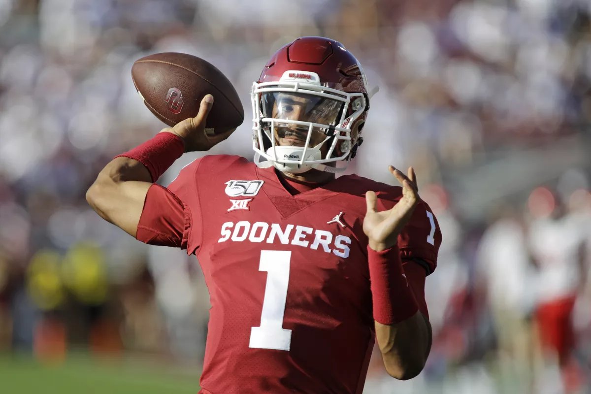FQStats's tweet photo. Jalen Hurts &amp; Kyler Murray become the 1st opposing QB's from the same college to both have multiple pass TD's &amp; a rush TD in the same game in recorded NFL history. 

Oklahoma currently has 3 quarterbacks starting in the NFL, the most by any college this week. https://t.co/QOmUrz9WUE